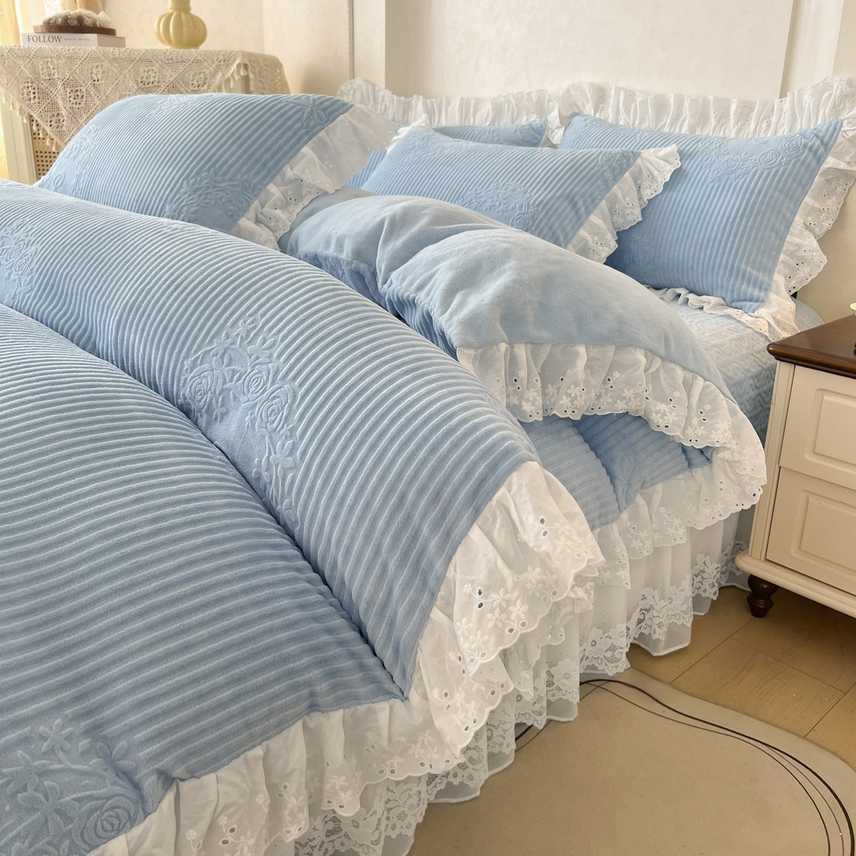 91家纺网 家纺一手货源 找家纺 怡源梦 2025新款雕花牛奶绒床盖四件套-国色芳华系列 国色芳华-天空兰