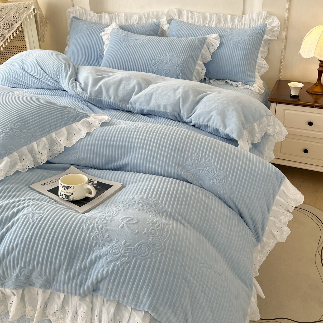 91家纺网 家纺一手货源 找家纺 怡源梦 2025新款雕花牛奶绒床盖四件套-国色芳华系列 国色芳华-天空兰