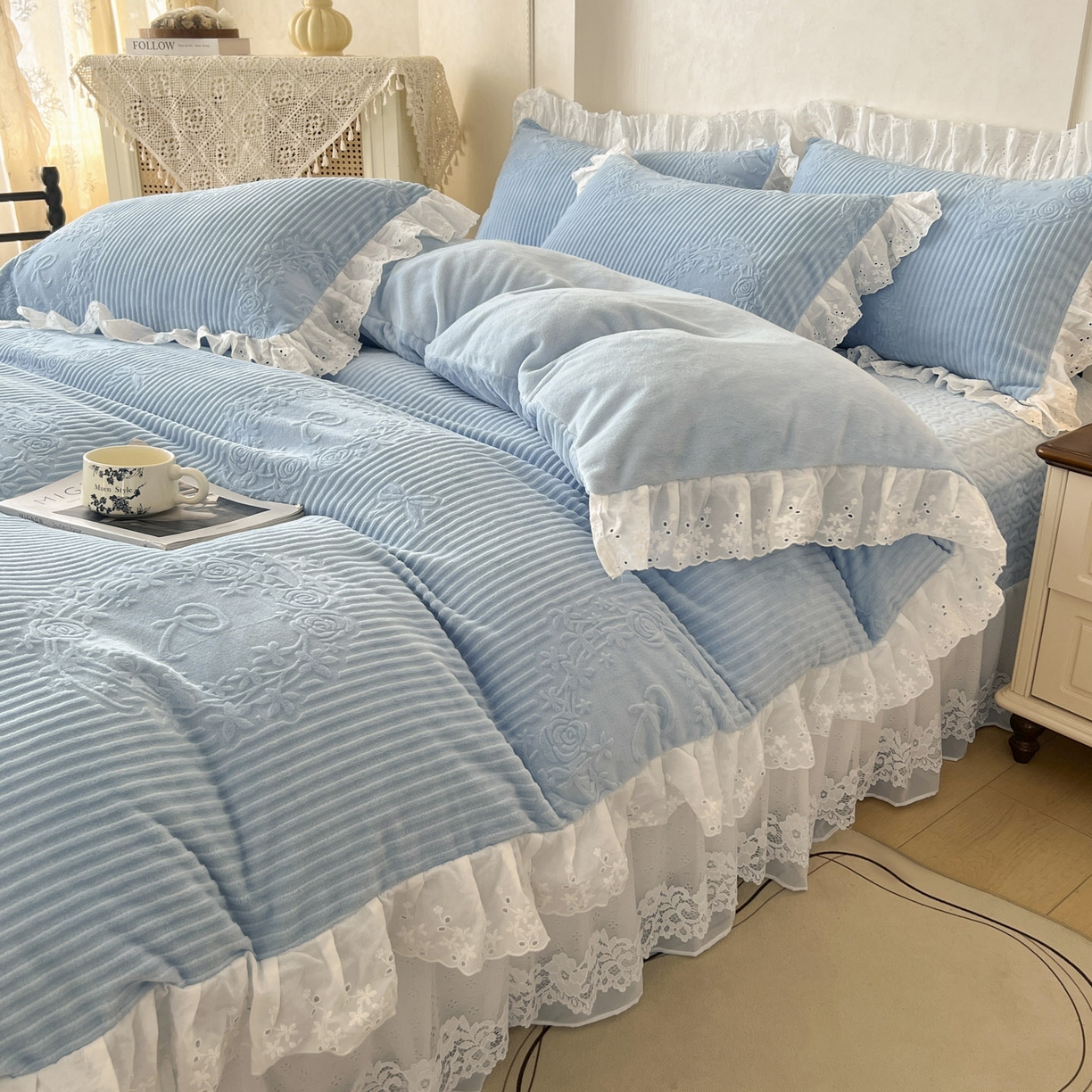 91家纺网 家纺一手货源 找家纺 怡源梦 2025新款雕花牛奶绒床盖四件套-国色芳华系列 国色芳华-天空兰