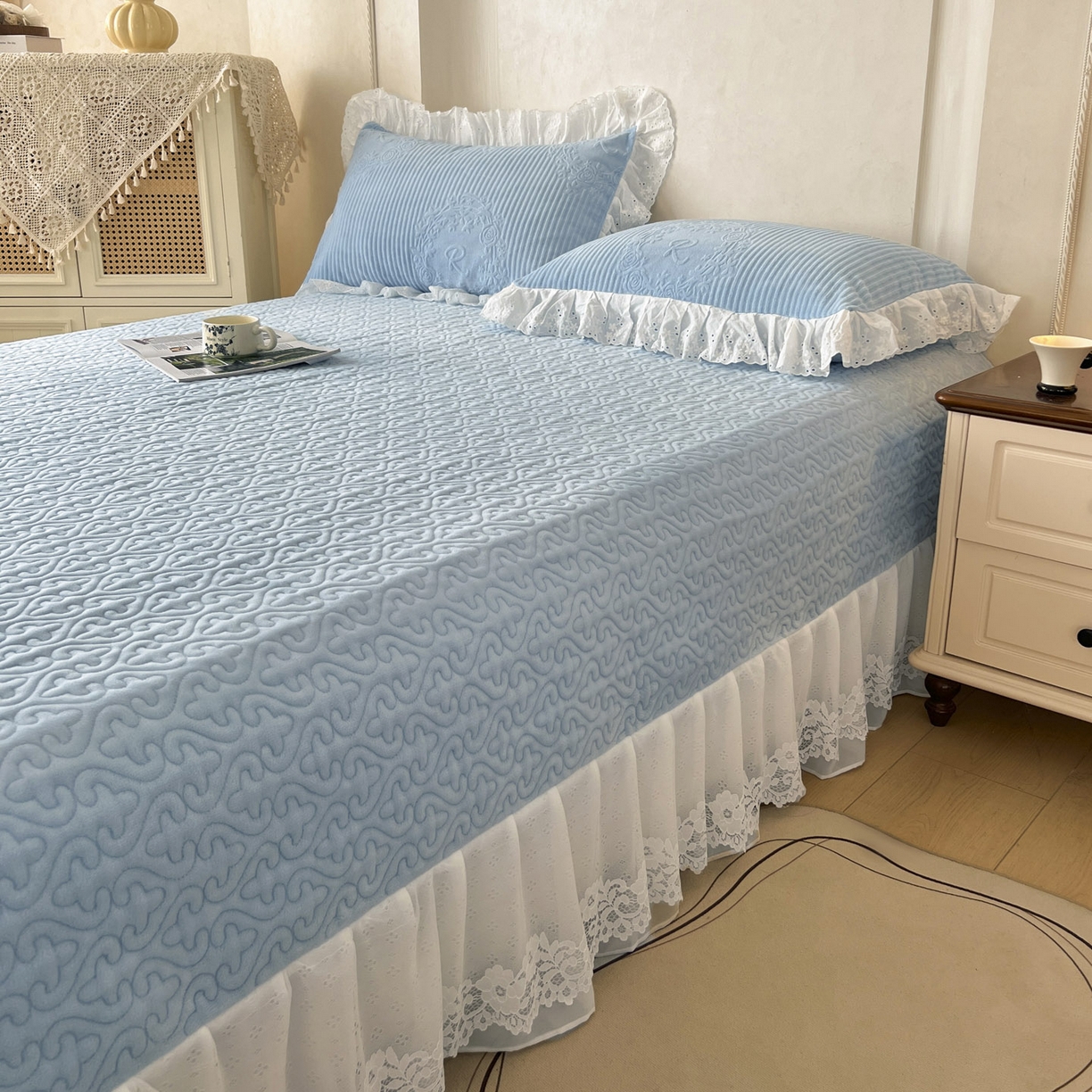 91家纺网 家纺一手货源 找家纺 怡源梦 2025新款雕花牛奶绒床盖四件套-国色芳华系列 国色芳华-天空兰