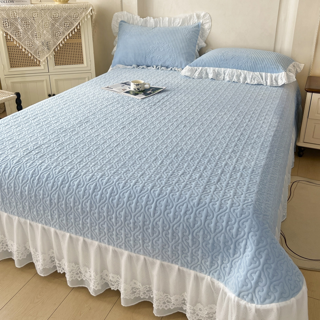 91家纺网 家纺一手货源 找家纺 怡源梦 2025新款雕花牛奶绒床盖四件套-国色芳华系列 国色芳华-天空兰