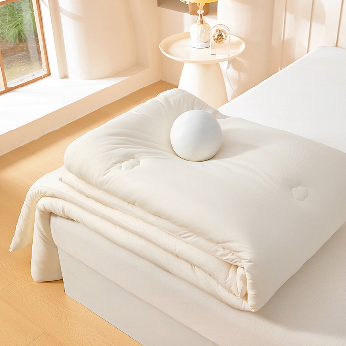 91家纺网 家纺一手货源 找家纺 亿莱鑫 2025新款秋冬A婴儿绒针织棉肌肤被被子被芯冬被 baby熊-奶油白