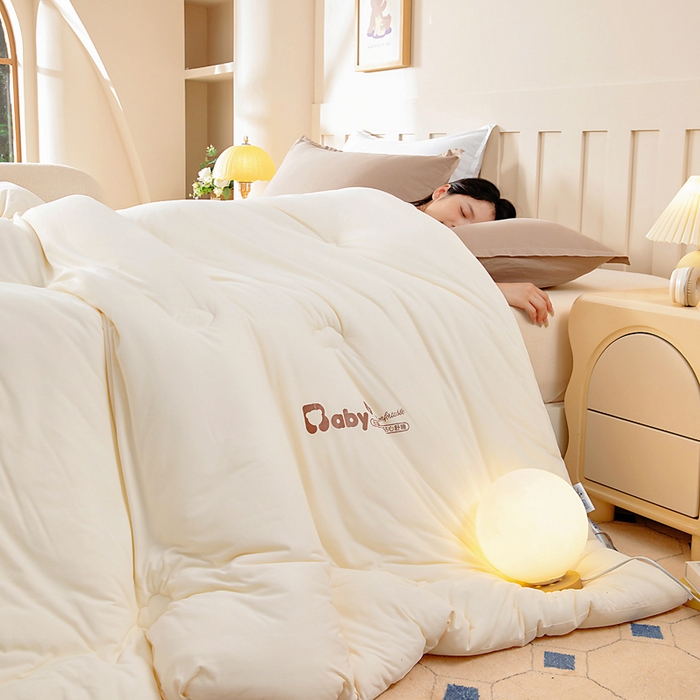 91家纺网 家纺一手货源 找家纺 亿莱鑫 2025新款秋冬A婴儿绒针织棉肌肤被被子被芯冬被 baby熊-奶油白