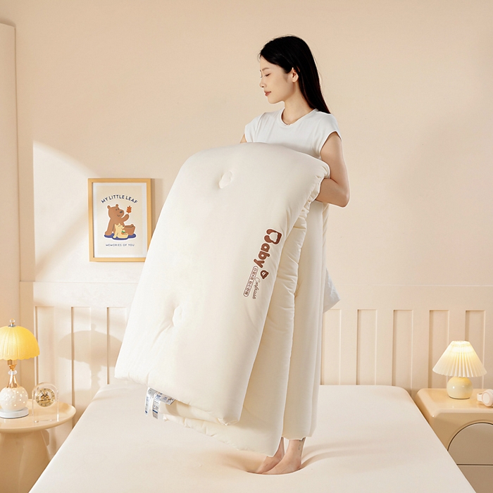 91家纺网 家纺一手货源 找家纺 亿莱鑫 2025新款秋冬A婴儿绒针织棉肌肤被被子被芯冬被 baby熊-奶油白