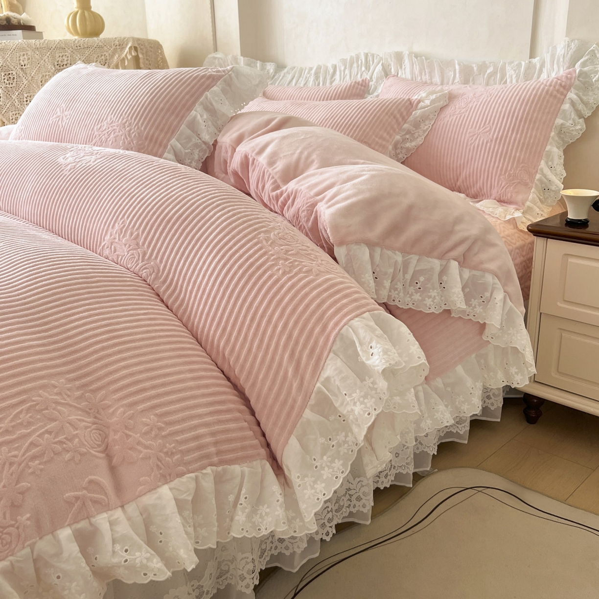 91家纺网 家纺一手货源 找家纺 怡源梦 2025新款雕花牛奶绒床盖四件套-国色芳华系列 国色芳华-樱花粉