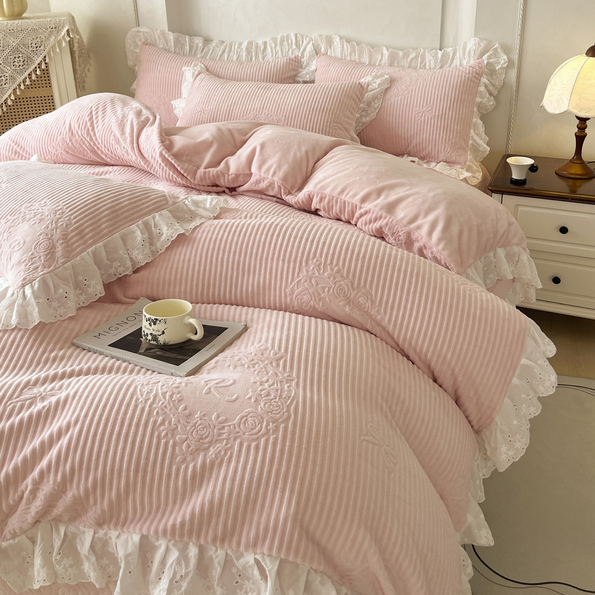 91家纺网 家纺一手货源 找家纺 怡源梦 2025新款雕花牛奶绒床盖四件套-国色芳华系列 国色芳华-樱花粉