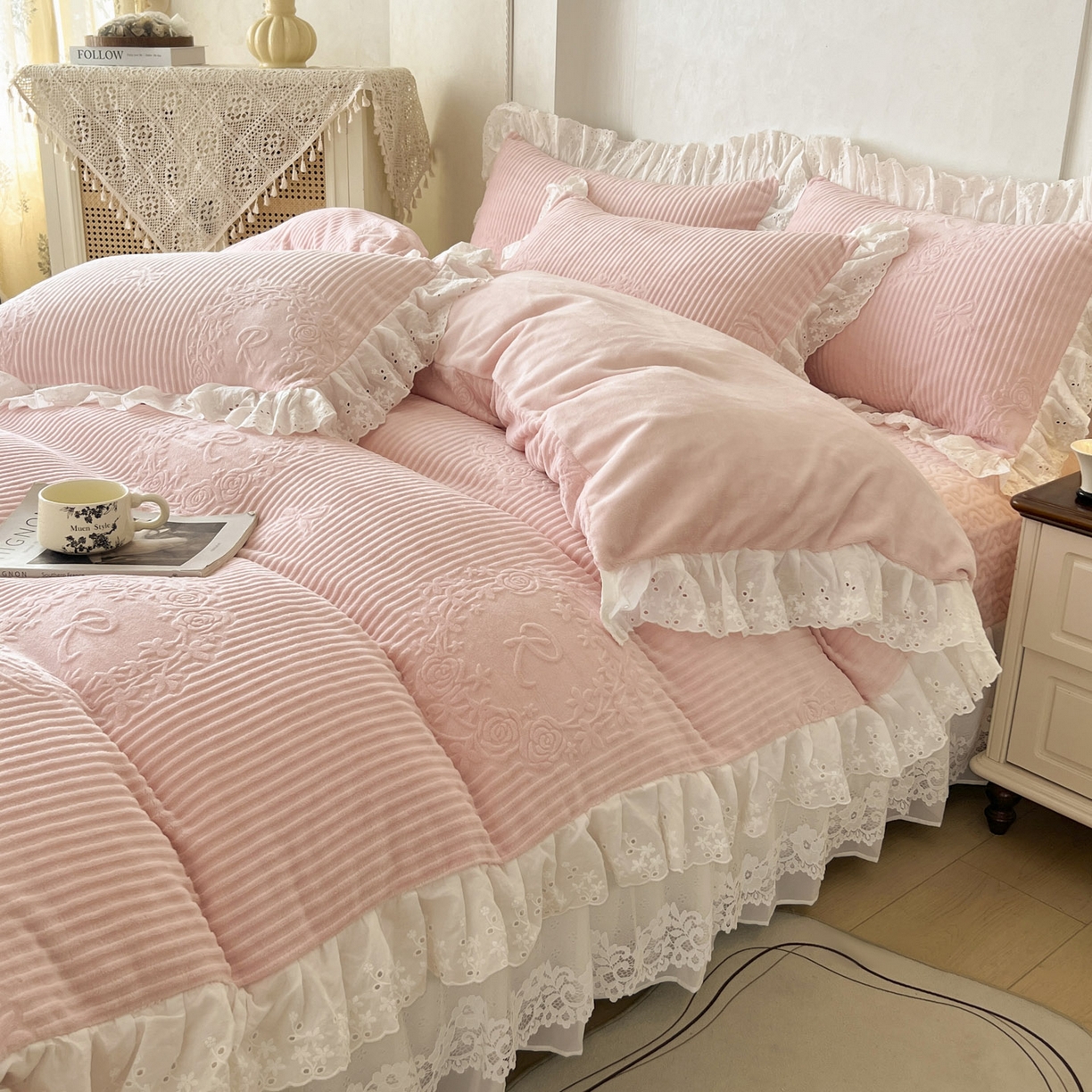 91家纺网 家纺一手货源 找家纺 怡源梦 2025新款雕花牛奶绒床盖四件套-国色芳华系列 国色芳华-樱花粉