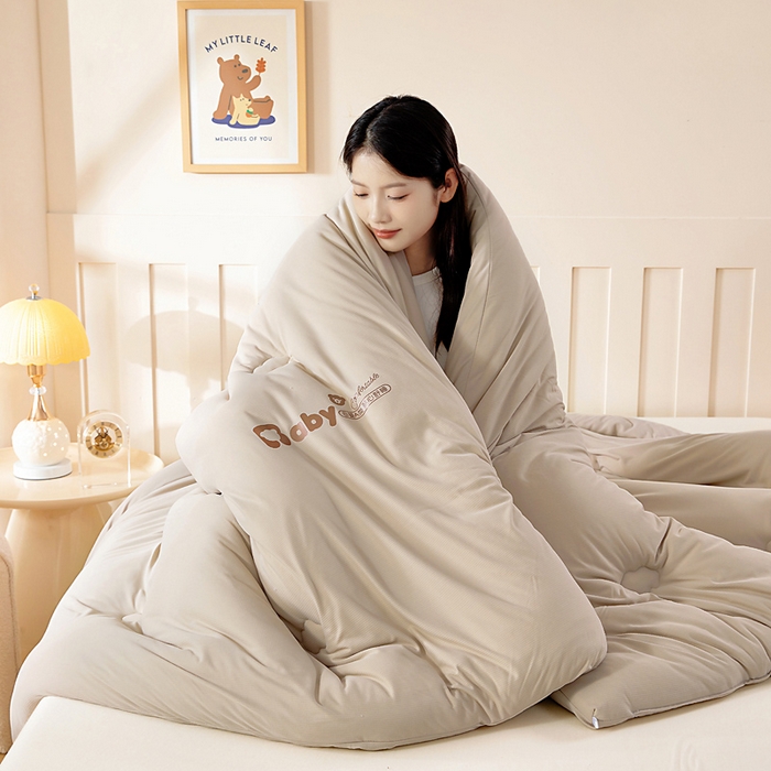 91家纺网 家纺一手货源 找家纺 亿莱鑫 2025新款秋冬A婴儿绒针织棉肌肤被被子被芯冬被 baby熊-驼色