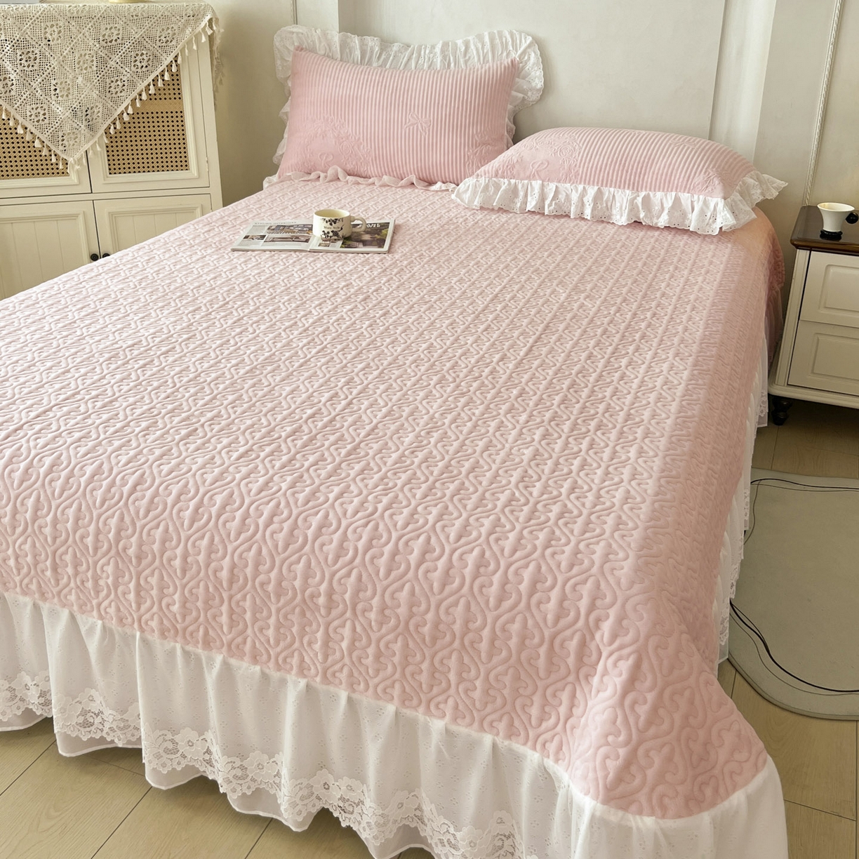 91家纺网 家纺一手货源 找家纺 怡源梦 2025新款雕花牛奶绒床盖四件套-国色芳华系列 国色芳华-樱花粉