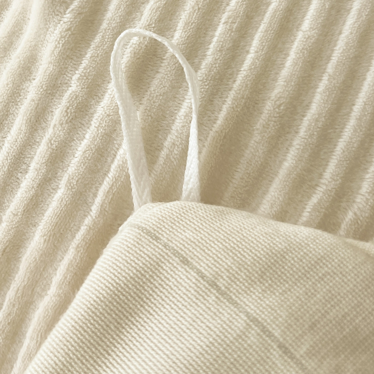 91家纺网 家纺一手货源 找家纺 怡源梦 2025新款雕花牛奶绒床盖四件套-国色芳华系列 国色芳华-珍珠白