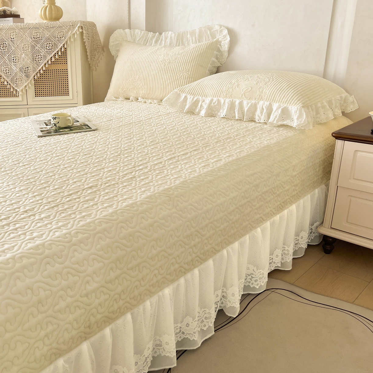 91家纺网 家纺一手货源 找家纺 怡源梦 2025新款雕花牛奶绒床盖四件套-国色芳华系列 国色芳华-珍珠白