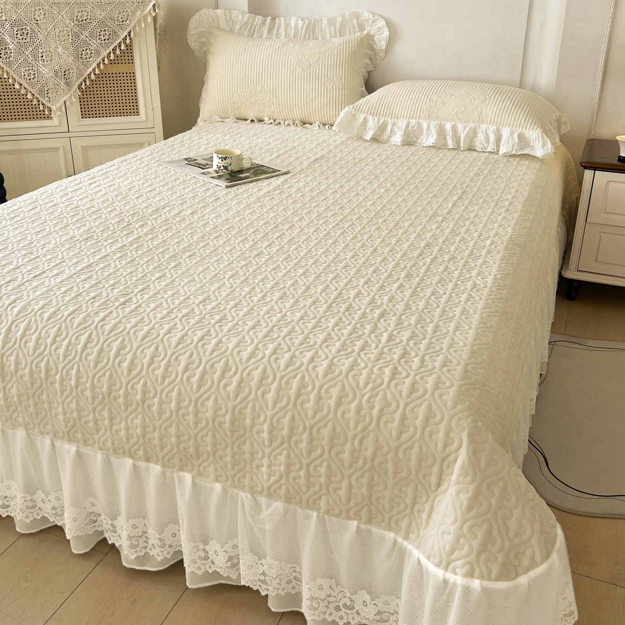 91家纺网 家纺一手货源 找家纺 怡源梦 2025新款雕花牛奶绒床盖四件套-国色芳华系列 国色芳华-珍珠白