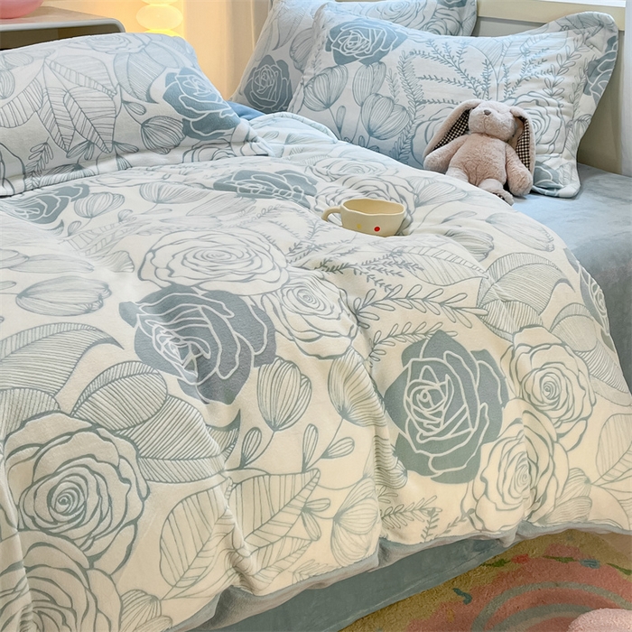 91家纺网 家纺一手货源 找家纺 名兮家居 2025新款亲肤舒适高克重雕花绒四件套 朵美-蓝