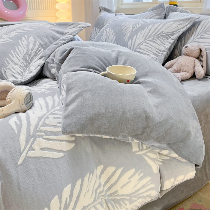 91家纺网 家纺一手货源 找家纺 名兮家居 2025新款亲肤舒适高克重雕花绒四件套 羽毛-灰