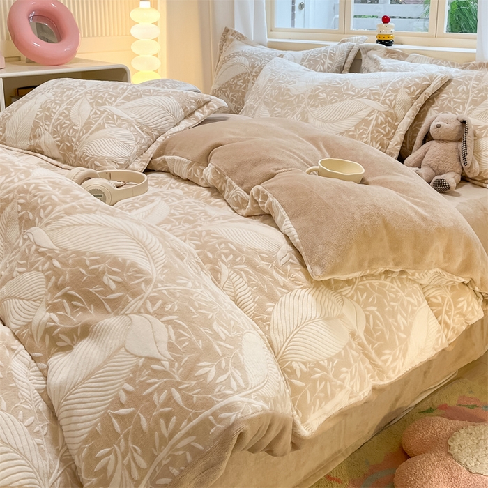 91家纺网 家纺一手货源 找家纺 名兮家居 2025新款亲肤舒适高克重雕花绒四件套 千叶-咖