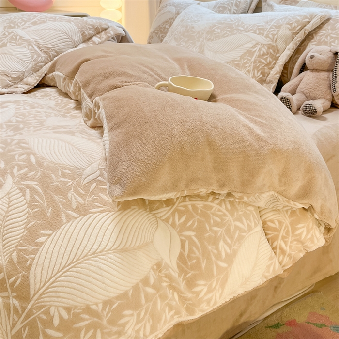 91家纺网 家纺一手货源 找家纺 名兮家居 2025新款亲肤舒适高克重雕花绒四件套 千叶-咖