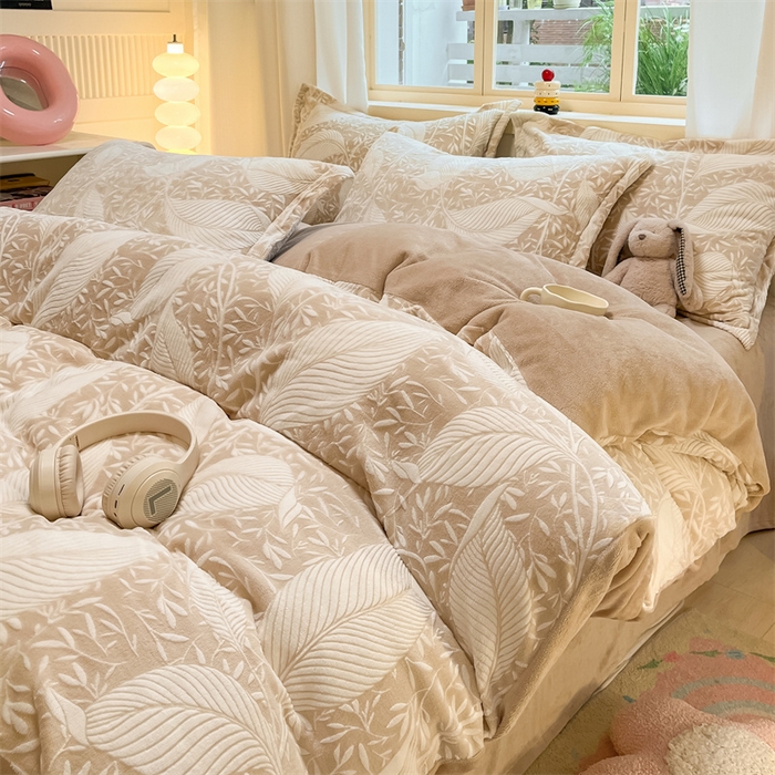 91家纺网 家纺一手货源 找家纺 名兮家居 2025新款亲肤舒适高克重雕花绒四件套 千叶-咖