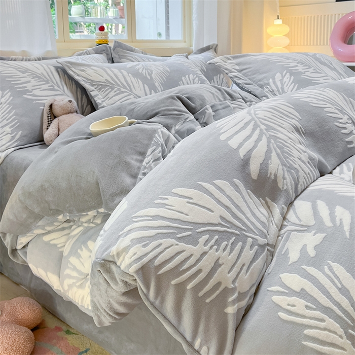 91家纺网 家纺一手货源 找家纺 名兮家居 2025新款亲肤舒适高克重雕花绒四件套 羽毛-灰