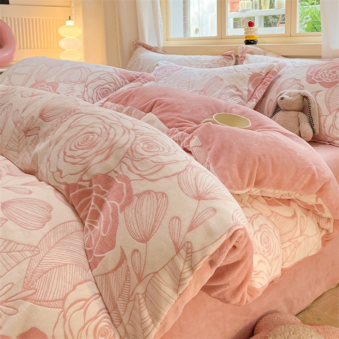 91家纺网 家纺一手货源 找家纺 名兮家居 2025新款亲肤舒适高克重雕花绒四件套 朵美-粉