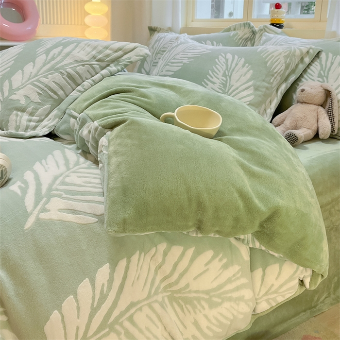 91家纺网 家纺一手货源 找家纺 名兮家居 2025新款亲肤舒适高克重雕花绒四件套 羽毛-浅绿