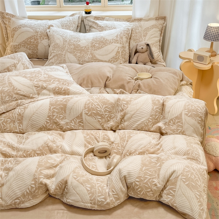 91家纺网 家纺一手货源 找家纺 名兮家居 2025新款亲肤舒适高克重雕花绒四件套 千叶-咖