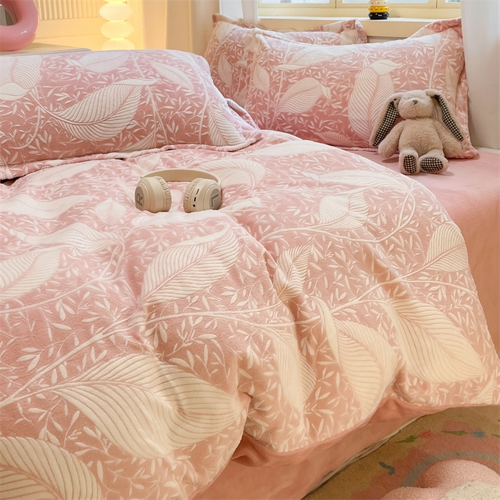 91家纺网 家纺一手货源 找家纺 名兮家居 2025新款亲肤舒适高克重雕花绒四件套 千叶-粉