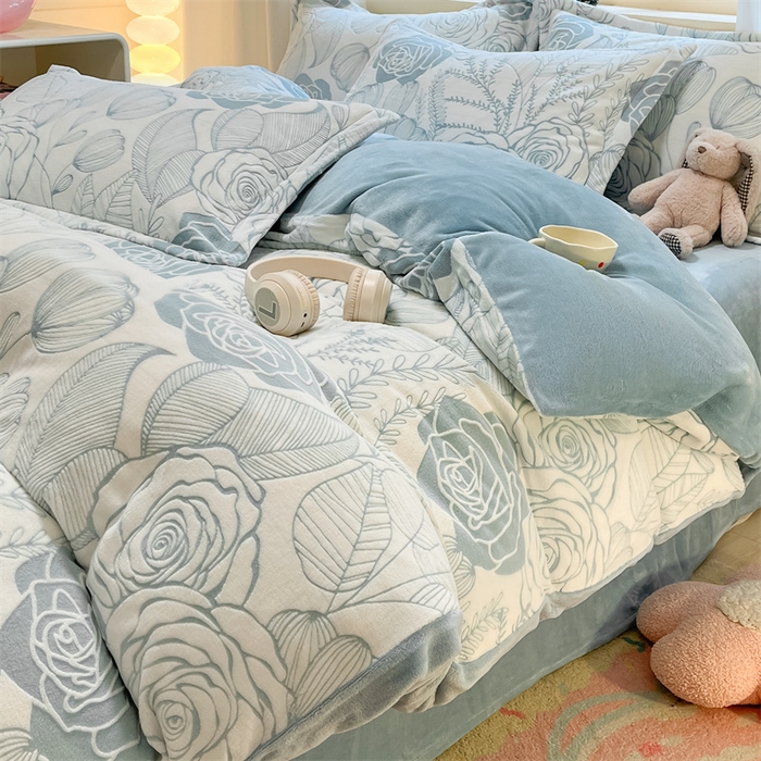 91家纺网 家纺一手货源 找家纺 名兮家居 2025新款亲肤舒适高克重雕花绒四件套 朵美-蓝