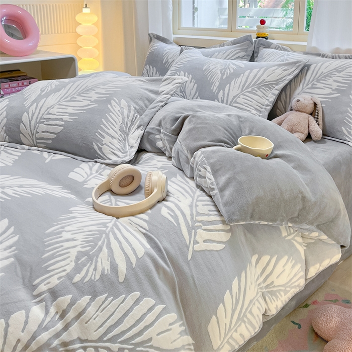 91家纺网 家纺一手货源 找家纺 名兮家居 2025新款亲肤舒适高克重雕花绒四件套 羽毛-灰