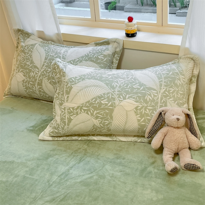 91家纺网 家纺一手货源 找家纺 名兮家居 2025新款亲肤舒适高克重雕花绒四件套 千叶-浅绿