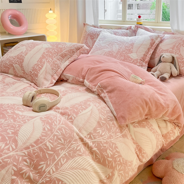 91家纺网 家纺一手货源 找家纺 名兮家居 2025新款亲肤舒适高克重雕花绒四件套 千叶-粉