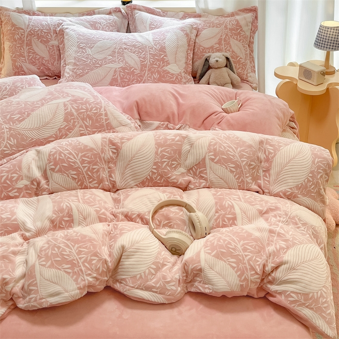 91家纺网 家纺一手货源 找家纺 名兮家居 2025新款亲肤舒适高克重雕花绒四件套 千叶-粉