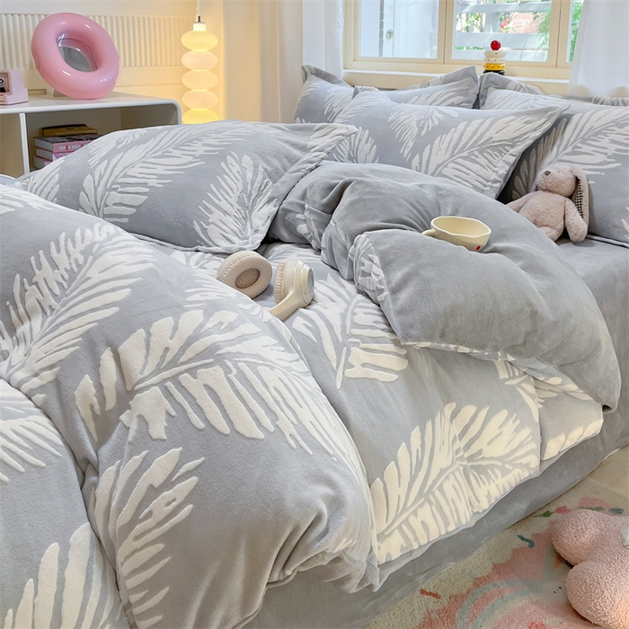 91家纺网 家纺一手货源 找家纺 名兮家居 2025新款亲肤舒适高克重雕花绒四件套 羽毛-灰