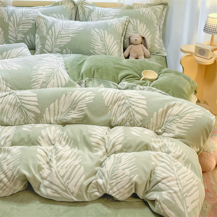 91家纺网 家纺一手货源 找家纺 名兮家居 2025新款亲肤舒适高克重雕花绒四件套 羽毛-浅绿