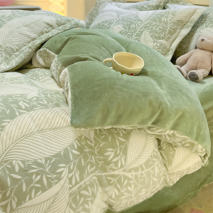 91家纺网 家纺一手货源 找家纺 名兮家居 2025新款亲肤舒适高克重雕花绒四件套 千叶-浅绿