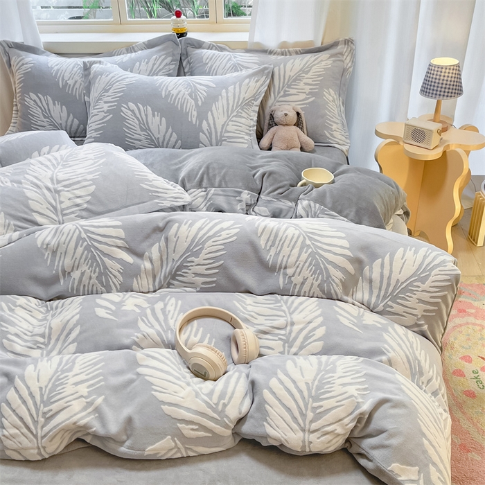 91家纺网 家纺一手货源 找家纺 名兮家居 2025新款亲肤舒适高克重雕花绒四件套 羽毛-灰