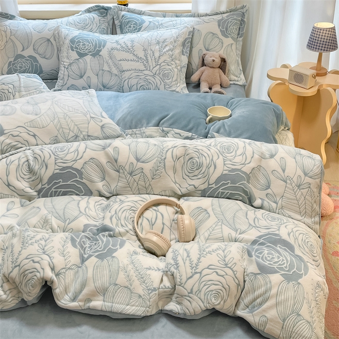 91家纺网 家纺一手货源 找家纺 名兮家居 2025新款亲肤舒适高克重雕花绒四件套 朵美-蓝