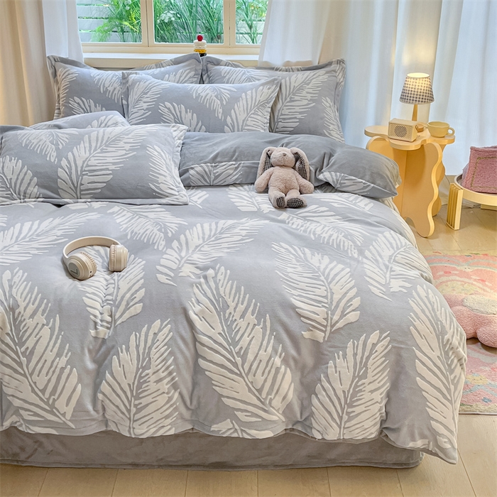 91家纺网 家纺一手货源 找家纺 名兮家居 2025新款亲肤舒适高克重雕花绒四件套 羽毛-灰