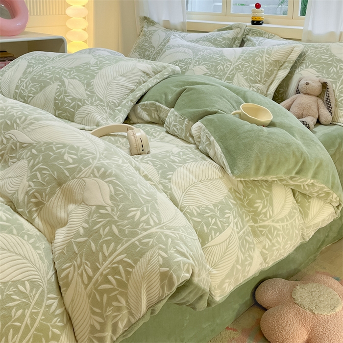 91家纺网 家纺一手货源 找家纺 名兮家居 2025新款亲肤舒适高克重雕花绒四件套 千叶-浅绿