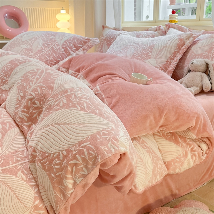 91家纺网 家纺一手货源 找家纺 名兮家居 2025新款亲肤舒适高克重雕花绒四件套 千叶-粉