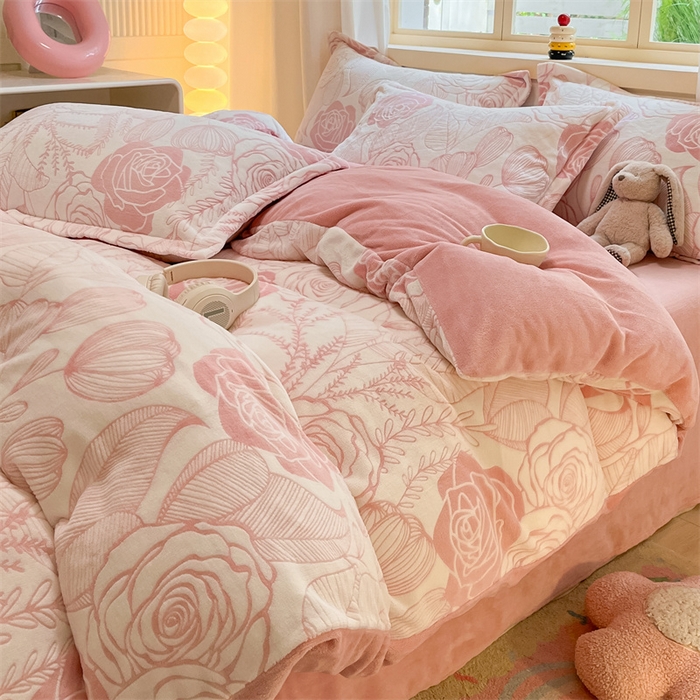 91家纺网 家纺一手货源 找家纺 名兮家居 2025新款亲肤舒适高克重雕花绒四件套 朵美-粉