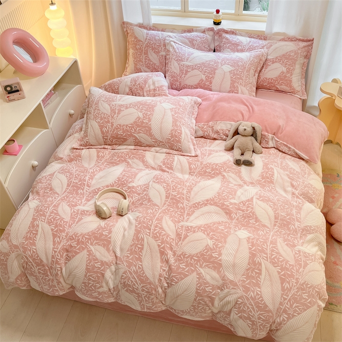 91家纺网 家纺一手货源 找家纺 名兮家居 2025新款亲肤舒适高克重雕花绒四件套 千叶-粉