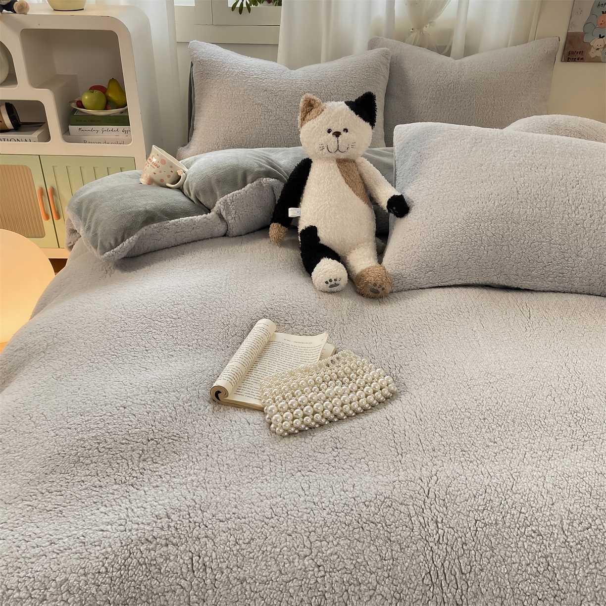 91家纺网 家纺一手货源 找家纺 灰鲸 2025新款秋冬韩系牛奶羊羔绒四件套 羊羔-山灰