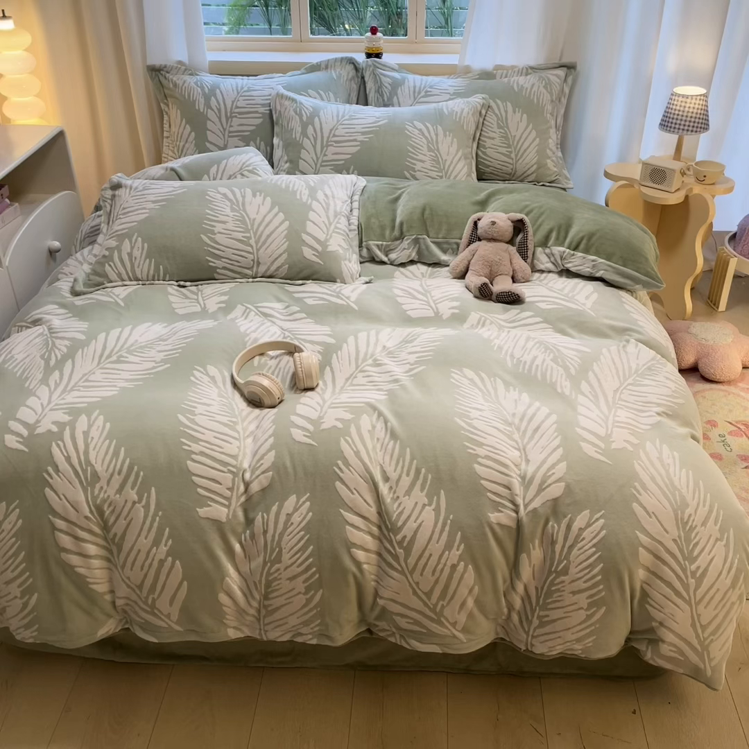 91家纺网 家纺一手货源 找家纺 名兮家居 2025新款亲肤舒适高克重雕花绒四件套 羽毛-浅绿