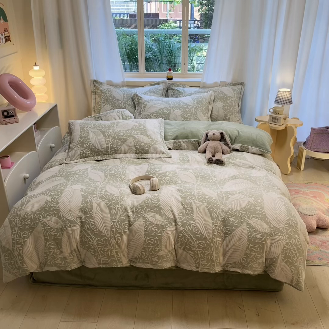 91家纺网 家纺一手货源 找家纺 名兮家居 2025新款亲肤舒适高克重雕花绒四件套 千叶-浅绿