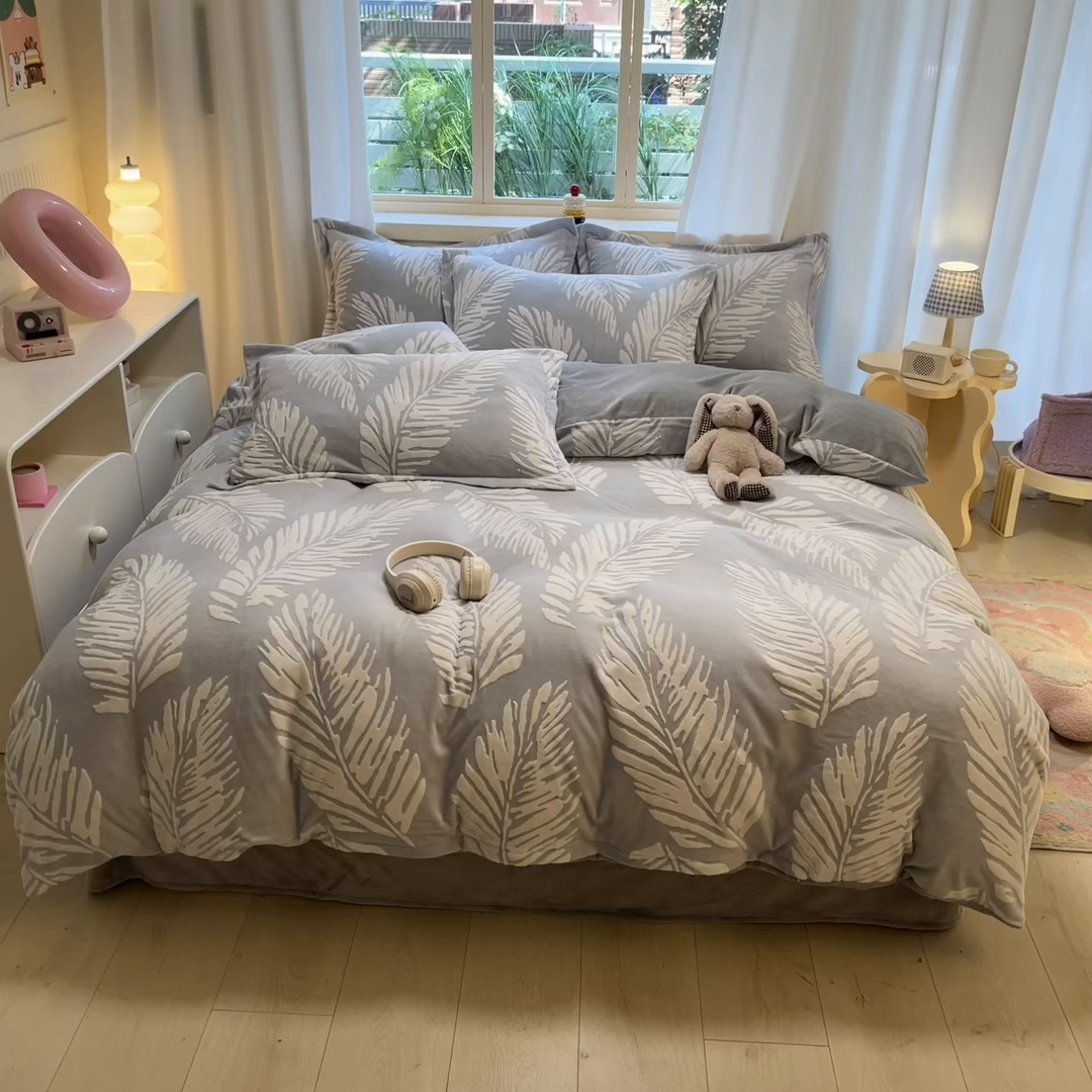 91家纺网 家纺一手货源 找家纺 名兮家居 2025新款亲肤舒适高克重雕花绒四件套 羽毛-灰