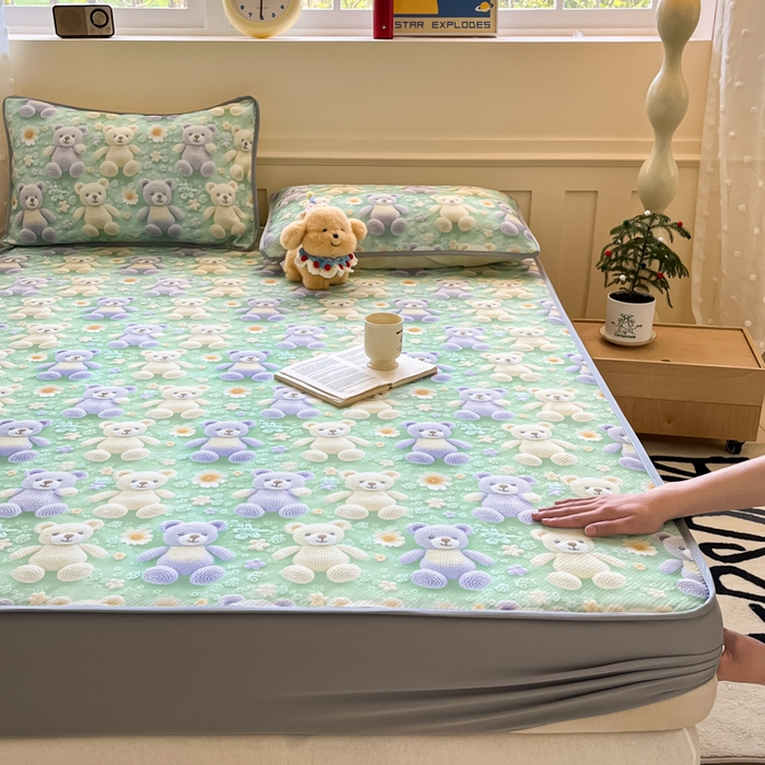 91家纺网 家纺一手货源 找家纺 梵克保罗 2025新款春夏PE提花凉感丝冰丝床笠款凉席 玩偶熊