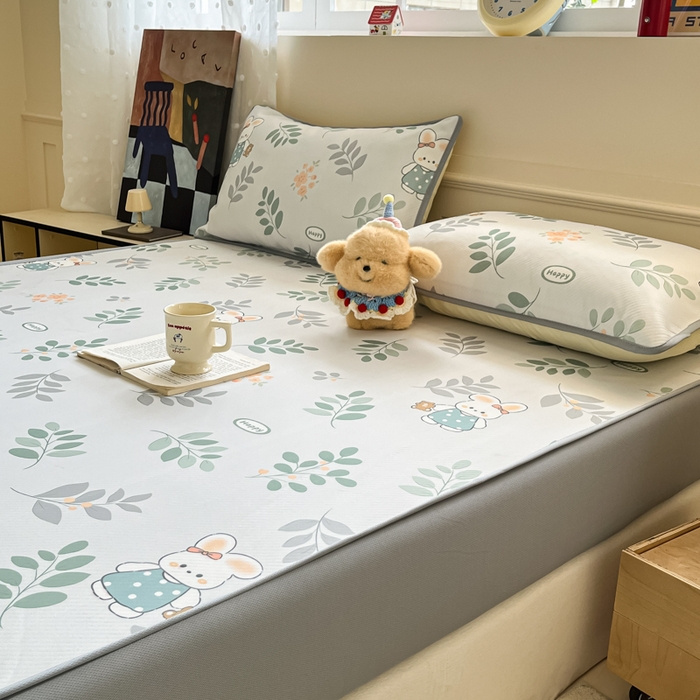 91家纺网 家纺一手货源 找家纺 梵克保罗 2025新款春夏PE提花凉感丝冰丝床笠款凉席 花间兔