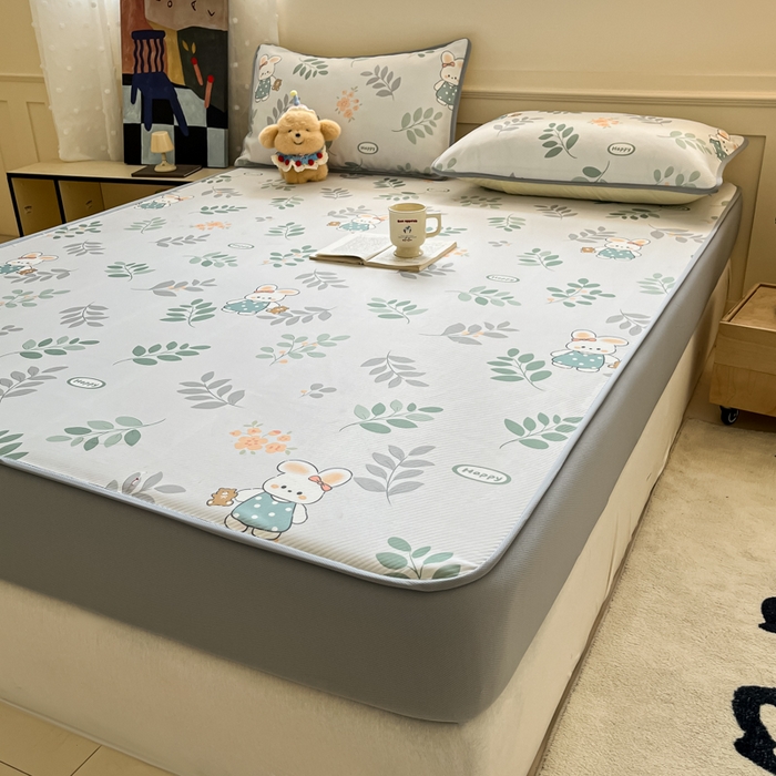 91家纺网 家纺一手货源 找家纺 梵克保罗 2025新款春夏PE提花凉感丝冰丝床笠款凉席 花间兔