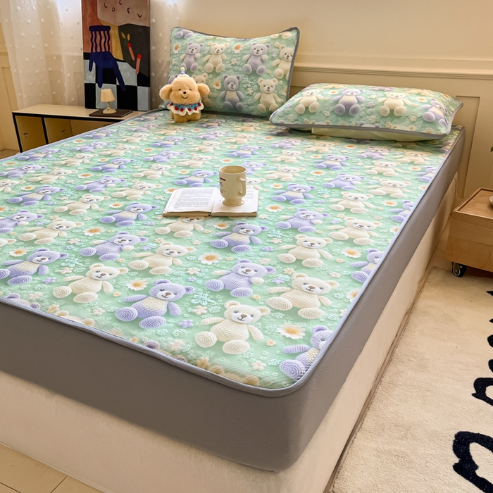 91家纺网 家纺一手货源 找家纺 梵克保罗 2025新款春夏PE提花凉感丝冰丝床笠款凉席 玩偶熊