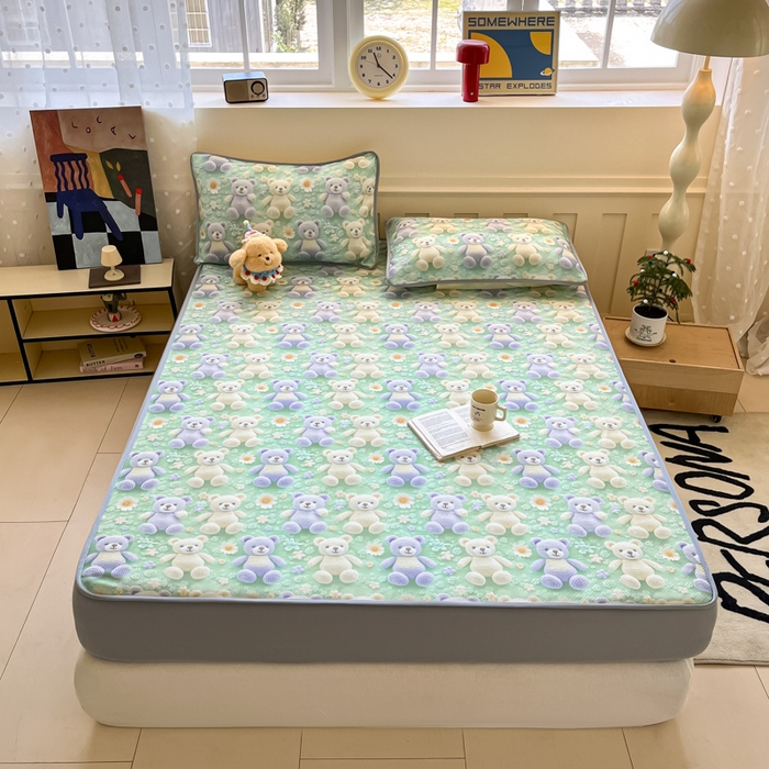 91家纺网 家纺一手货源 找家纺 梵克保罗 2025新款春夏PE提花凉感丝冰丝床笠款凉席 玩偶熊